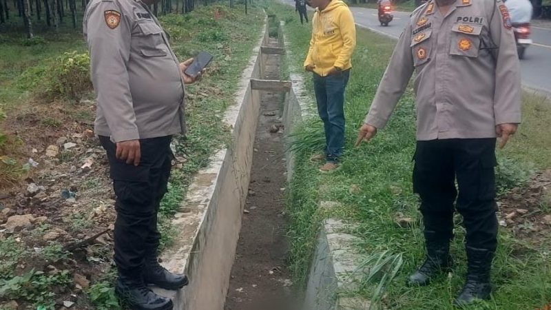 Polsek Sebalawan Evakuasi Temuan Mayat Mr. X Tanpa Identitas yang Ditemukan di Parit Jalinsum