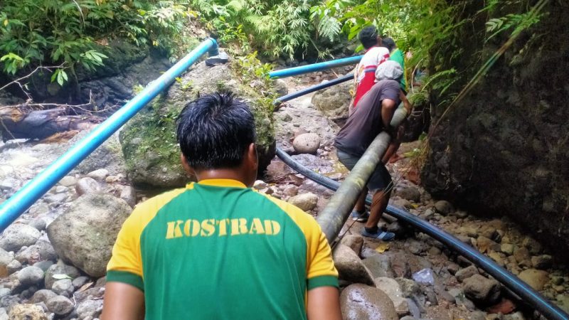 Perbaiki Pipa Saluran Air, Satgas Yonarmed 1 Kostrad Gotong Royong Bersama Warga