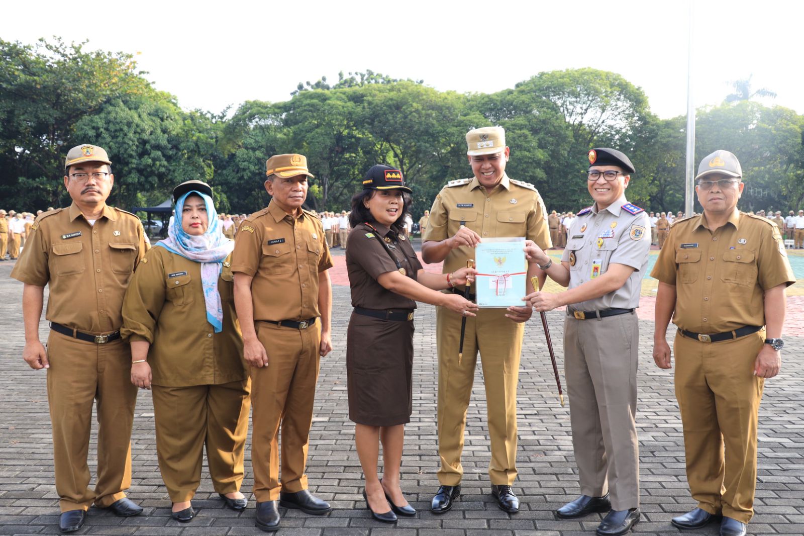 Apel Pagi Hari ini dirangkai Penyerahan Beberapa Penghargaan dan Penyerahan Sertifikat Aset Milik Pemerintah Kota Bekasi