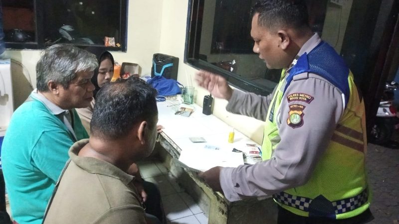 Problem Solving Laka Lantas, Unit Lantas Polsek Bekasi Selatan damaikan Pengendara Mobil dengan Motor di Kalimalang