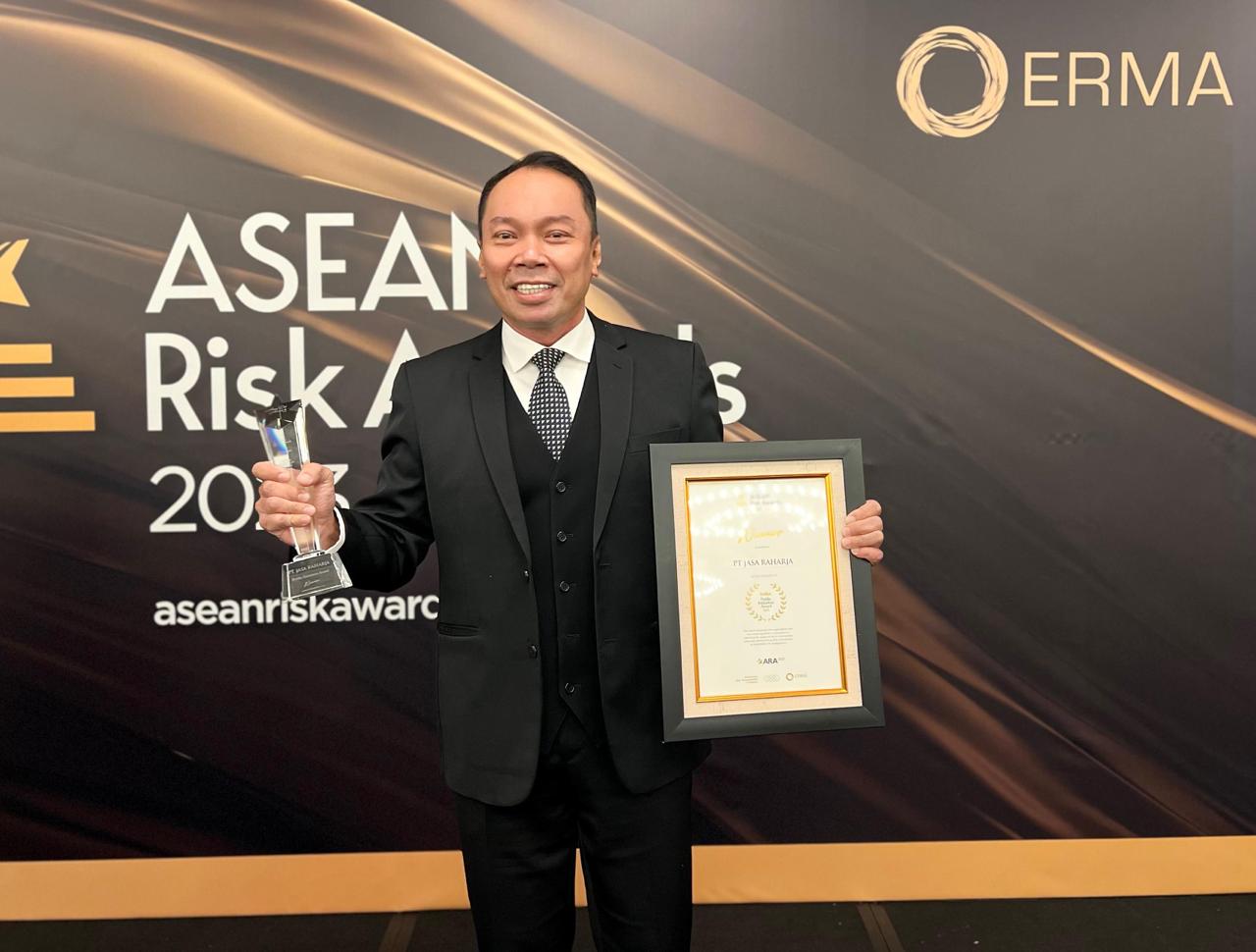 Rivan A. Purwantono Raih Risk Professional of the Year di Ajang ASEAN Risk  Awards 2023