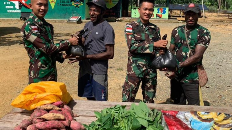 Wujud Terimakasih, Warga Bawa Hasil Kebun Untuk Satgas Yonif 143/TWEJ