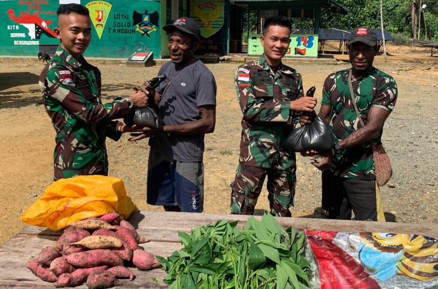 Wujud Terimakasih, Warga Bawa Hasil Kebun Untuk Satgas Yonif 143/TWEJ