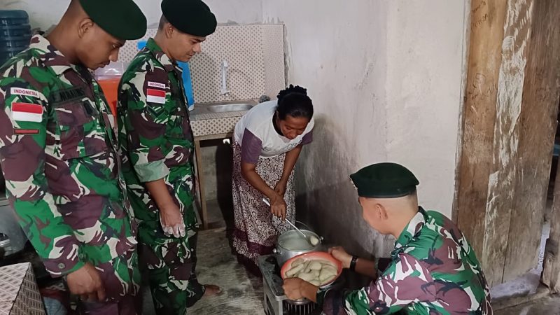 Kreatif Tingkatkan Perekonomian, Satgas Yonarmed 1 Kostrad Ajarkan Buat Makanan Olahan