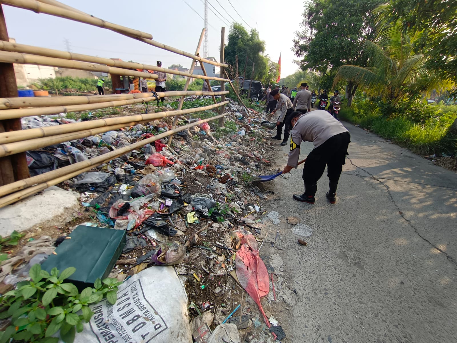 Bersih Sampah Serentak, Polsek Bekasi Utara Sasar wilayah Banyak sampah perhatian Masyarakat