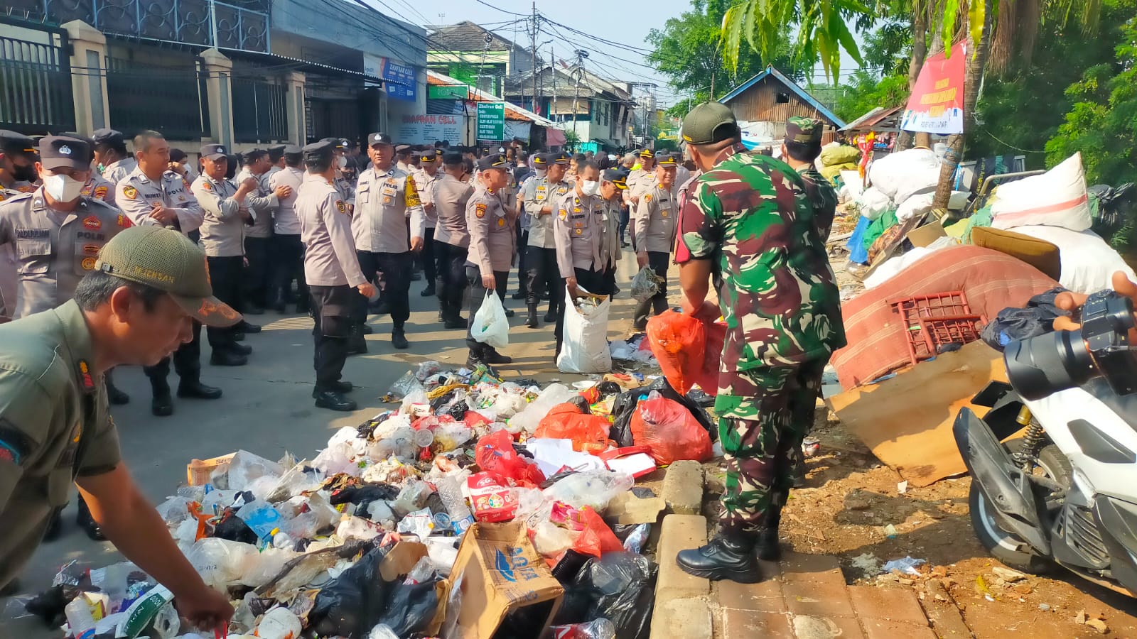 Babinsa Koramil Jatinegara Bersama Tiga Pilar Dan Warga Kerja Bakti Peduli Lingkungan