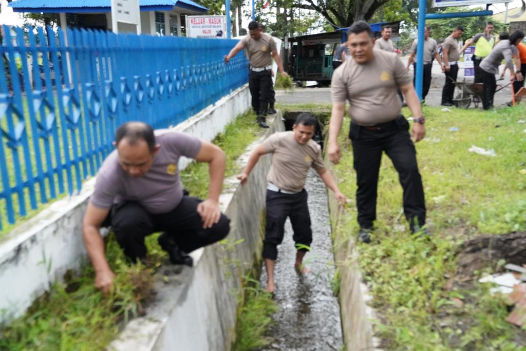 Sat Lantas Polres Simalungun Membersihkan Sampah Bersama Polri dalam Agenda Peduli Lingkungan