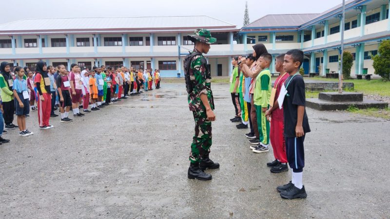 Staf Teritorial Kodim 1710/Mimika Bersama Pramuka Saka Wira Kartika Latih PBB Untuk Upacara Pengibaran Bendera Kepada Siswa Baru SMPN 2 Mimika