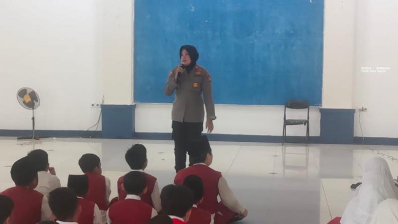 Kapolsek Bantargebang gelar Sosialisasi Anti Tawuran, Anti Narkoba dalam Rangka MPLS di SMP Islam Assurniyah Cimuning