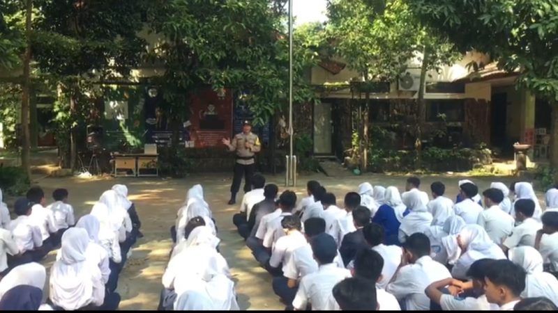 Bhabinkamtibmas Jakamulya kunjungi SMKN 9 Kota Bekasi, Kegiatan pembinaan dan penyuluhan Kamtibmas dalam rangka Kegiatan MPLS