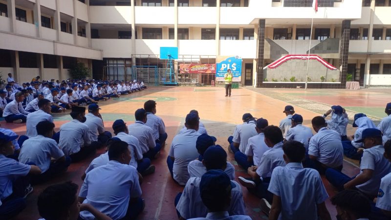 Kegiatan Satlantas Polres Metro Bekasi Kota, Unit Kamsel gelar Pembekalan Tertib Lalulintas di SMK Karya Guna Bhakti Kota Bekasi