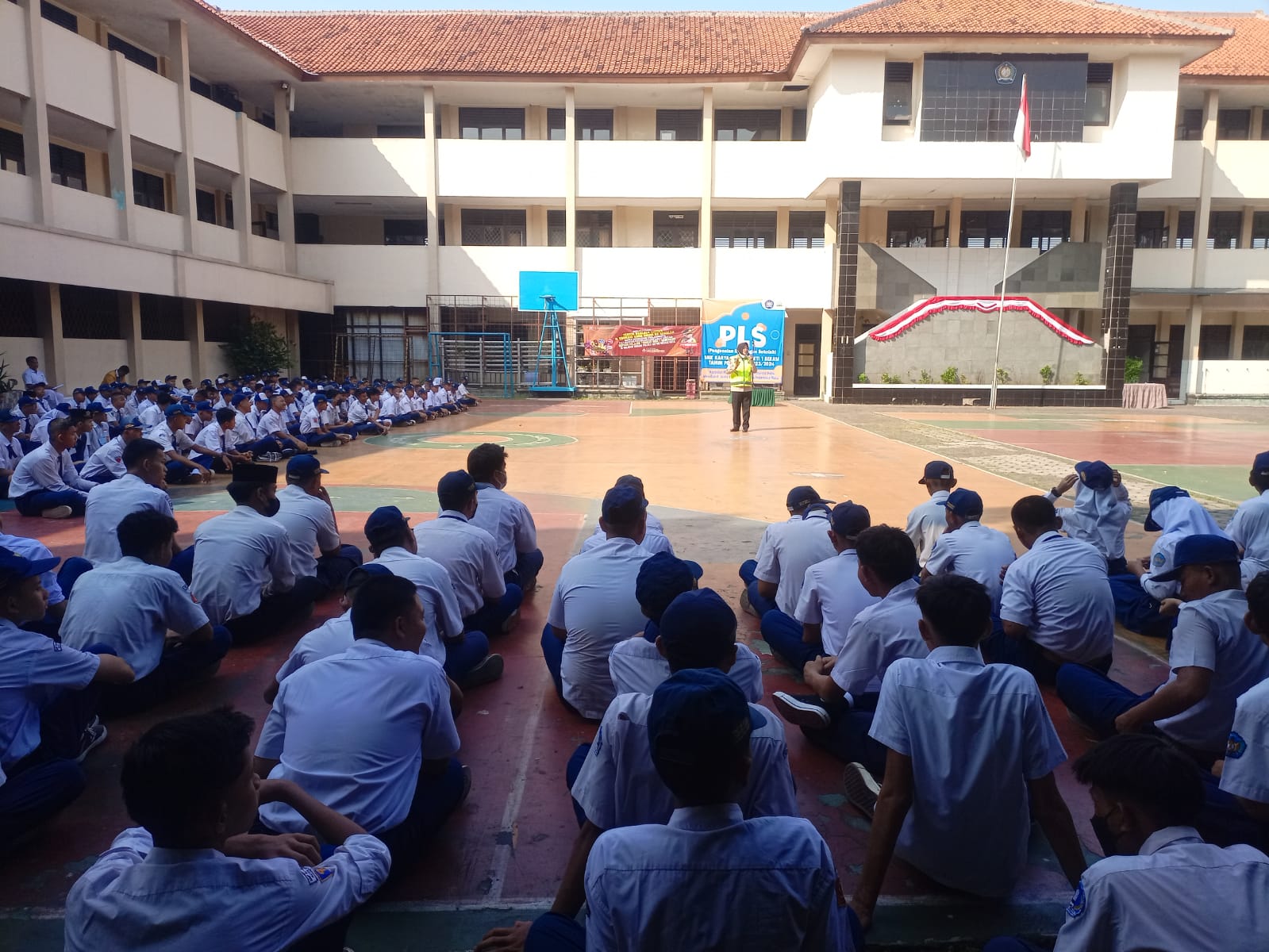 Kegiatan Satlantas Polres Metro Bekasi Kota, Unit Kamsel gelar Pembekalan Tertib Lalulintas di SMK Karya Guna Bhakti Kota Bekasi