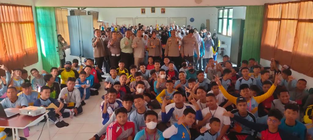 Kapolsek Bantargebang Gelar Motivasi dan Penyuluhan Dalam MPLS di SMAN 19 Kota Bekasi