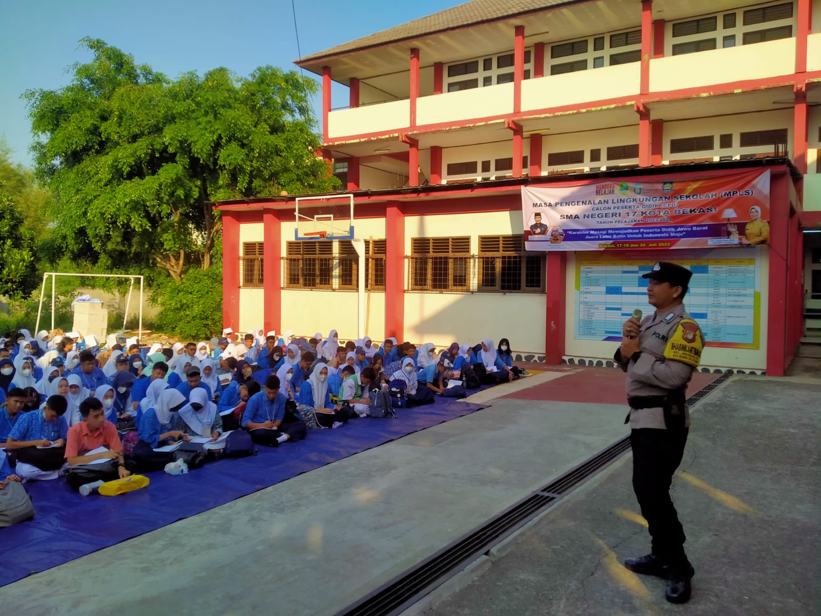 Bhabinkamtibmas Jakamulya Giat Pembinaan dan Penyuluhan Kamtibmas dalam MPLS di SMAN 17 Kota Bekasi