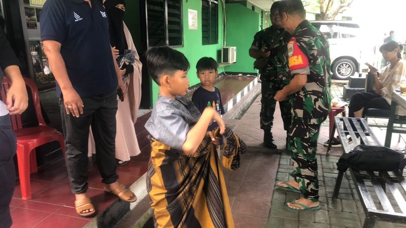 Peduli Dengan Warganya, Babinsa Multi Korp Kesehatan Sunat Anak Warga Binaanya