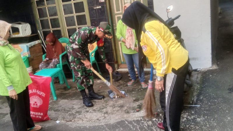 Babinsa Kampung Melayu Bersama Warga Bersihkan Lingkungan