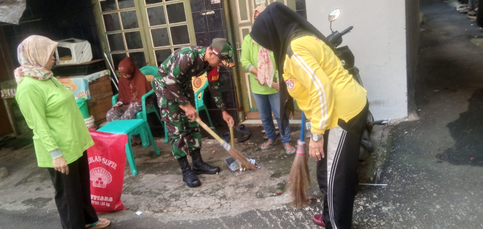 Babinsa Kampung Melayu Bersama Warga Bersihkan Lingkungan