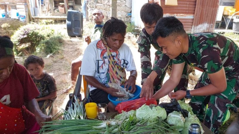 Melimpahnya Hasil Panen, Satgas Yonif 143/TWEJ Syukuran Bersama Masyarakat Kiwirok