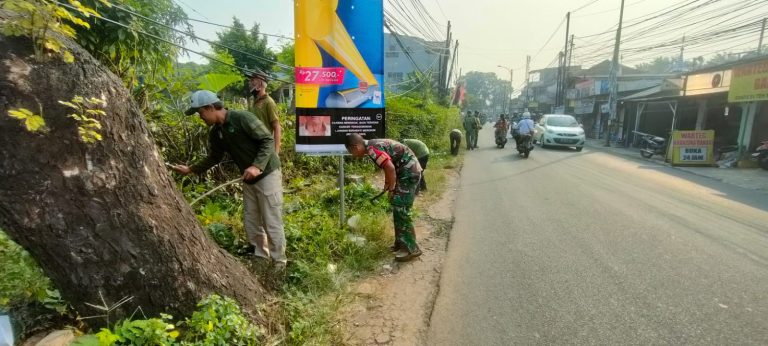 Bersama Warga Babinsa Jakasampurna Laksanakan K3 Bersihkan Sampah di Sepanjang Jalan Patriot