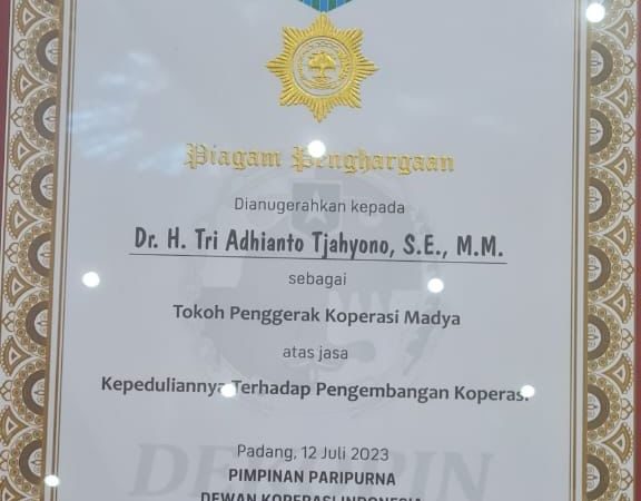 Plt Wali Kota Bekasi Raih Penghargaan Sebagai Tokoh Penggerak Koperasi Madya