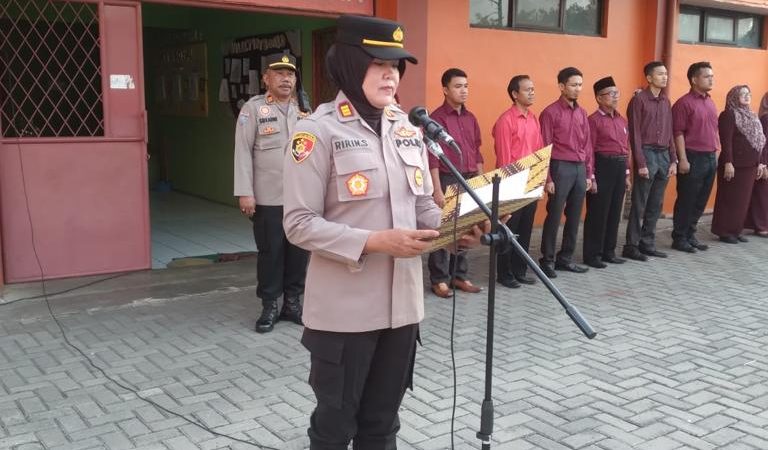 Irup Upacara Senin Di SMK KBM 2 Padurenan, Kapolsek Bantargebang Sampaikan Motivasi Belajar ke Siswa dan Siswi