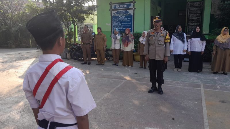 Kegiatan Polri Go To School, Kanit Binmas Polsek Jatiasih menjadi Irup di SDN 1 Jatiasih