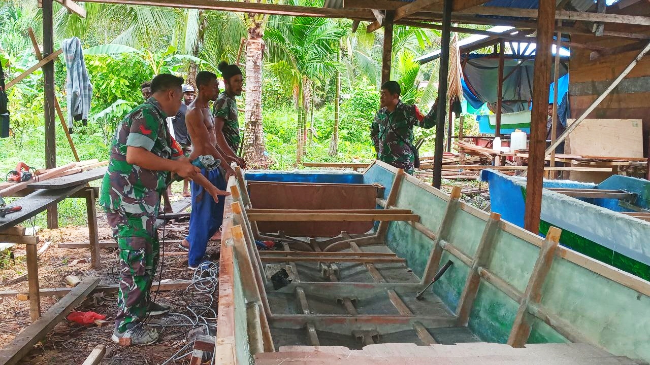 Penuh Keakraban, Babinsa Mapurujaya Lakukan Komsos Bersama Pembuat Perahu Tradisional