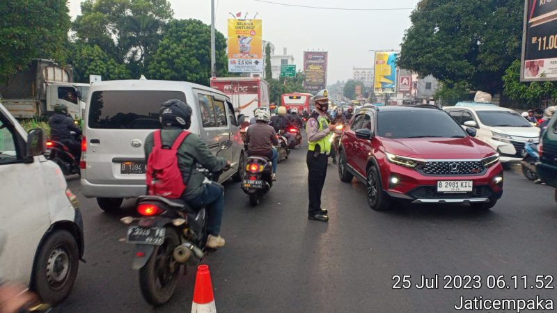 Unit Lantas Polsek Pondokgede Rutin Gatur Lalulintas di Lokasi Rawan Kepadatan dan Macet