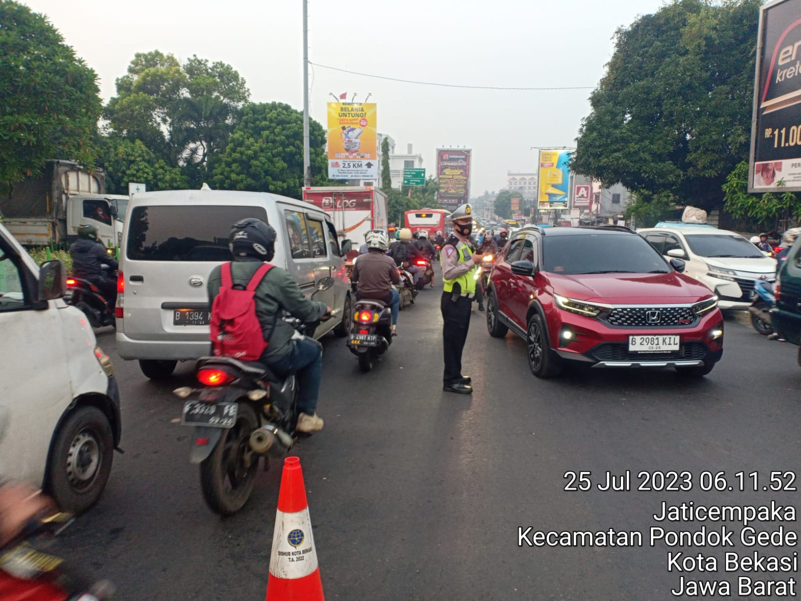 Unit Lantas Polsek Pondokgede Rutin Gatur Lalulintas di Lokasi Rawan Kepadatan dan Macet