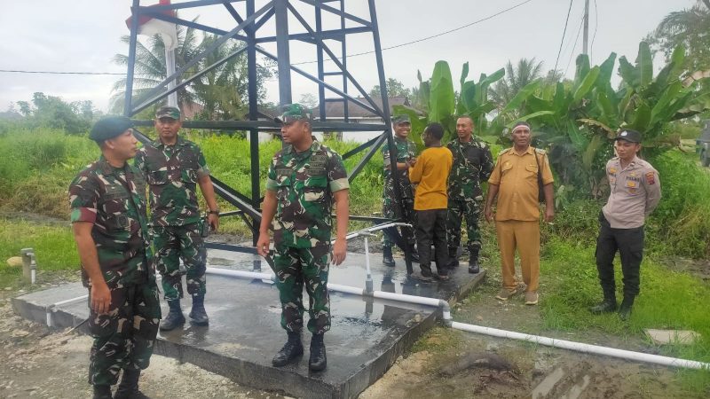 Bersama Masyarakat Dandim 1710/Mimika Ikuti Peresmian Penggunaan Fasilitas Air Bersih Program TNI AD Manunggal Air Melalui Vicon dengan Kasad