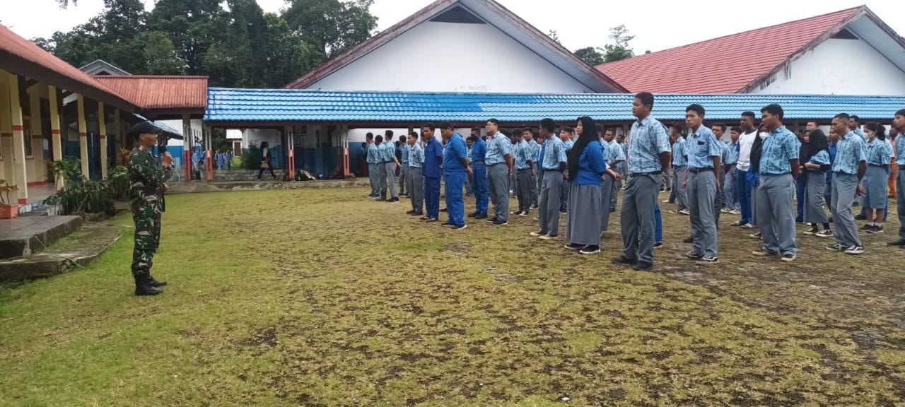 Perkokoh Rasa Cinta Tanah Air, Babinsa Koramil 1710-03/KK Bekali Wawasan Kebangsaan Kepada Siswa-Siswi SMKN 1 Mimika