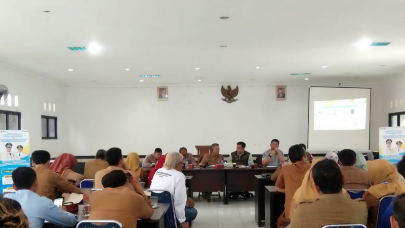 GIAT TIM PEMBINA SAMSAT KARAWANG SOSIALISASI PROGRAM BEBAS BALIK NAMA KENDARAAN DAN DISKON PAJAK KENDARAAN BERMOTOR SERTA BEBAS DENDA SWDKLLJ DI KANTOR KECAMATAN KLARI