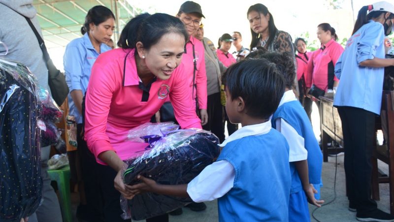 Ketum Bhayangkari Berikan Bantuan Kepada Anak Stunting di Desa Reruwairere