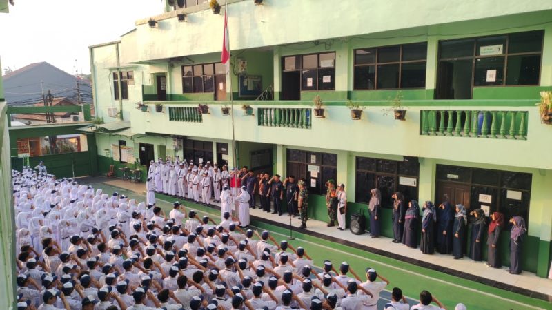 Danramil 02/Matraman Jadi Irup Upacara Bendera di SMP Nurul Iman Pisangan Baru