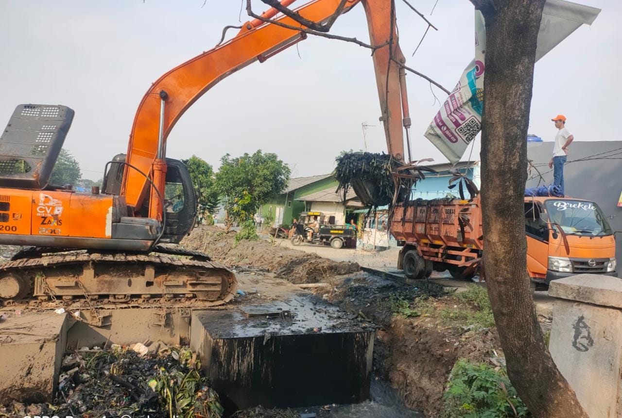 DLH Bersama SDABMBK Kabupaten Bekasi Angkat Sampah di Kali Sumber Jaya