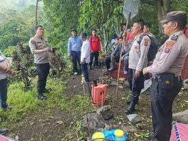 Pasca terjadi Karhutla, Kapolres Simalungun Patroli dan Tanam Pohon di Haranggaol