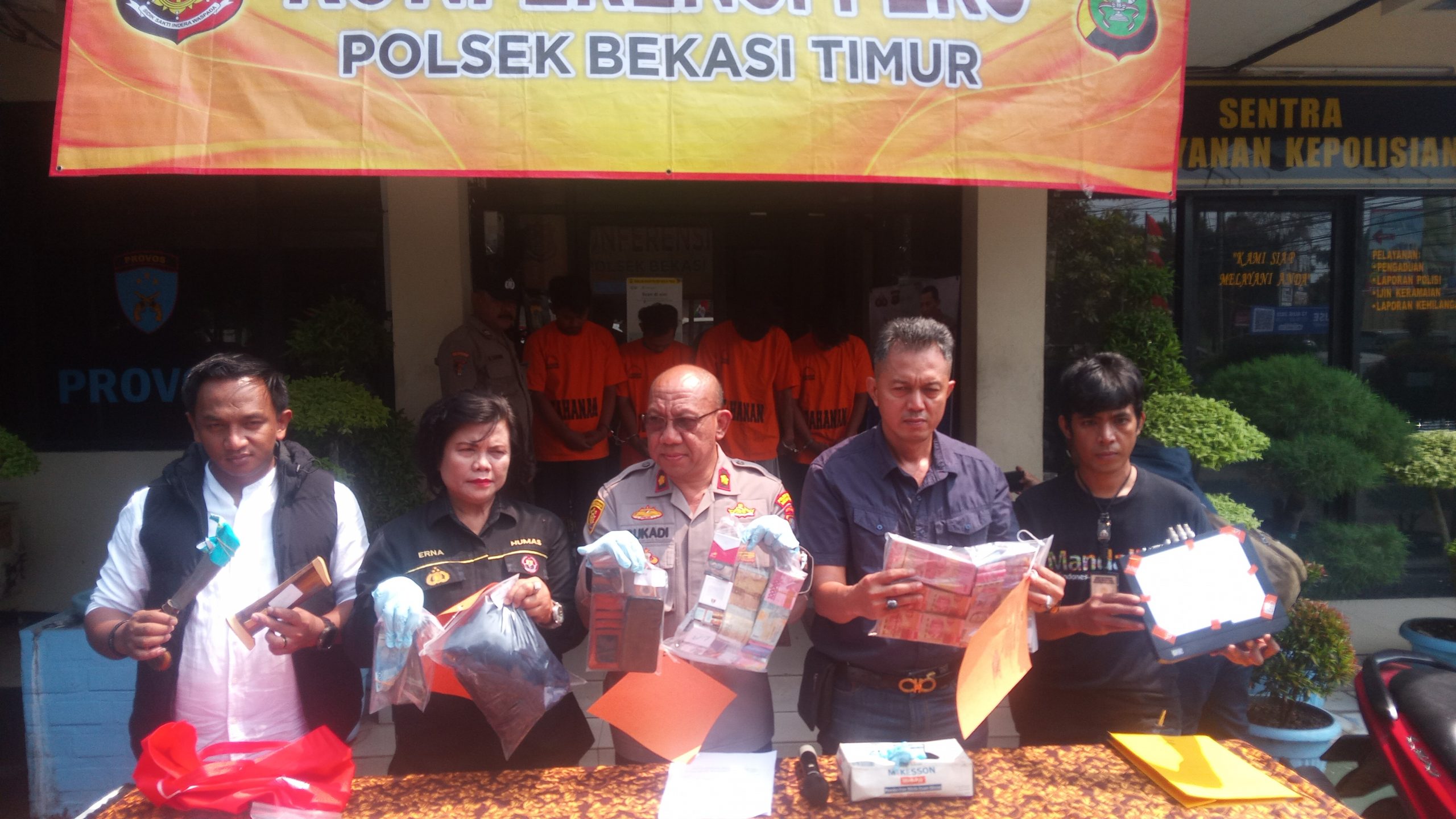 Polsek Bekasi Timur gelar Ungkap Kasus Pencurian dengan Kekerasan Toko Alfamart di Bojong Rawalumbu