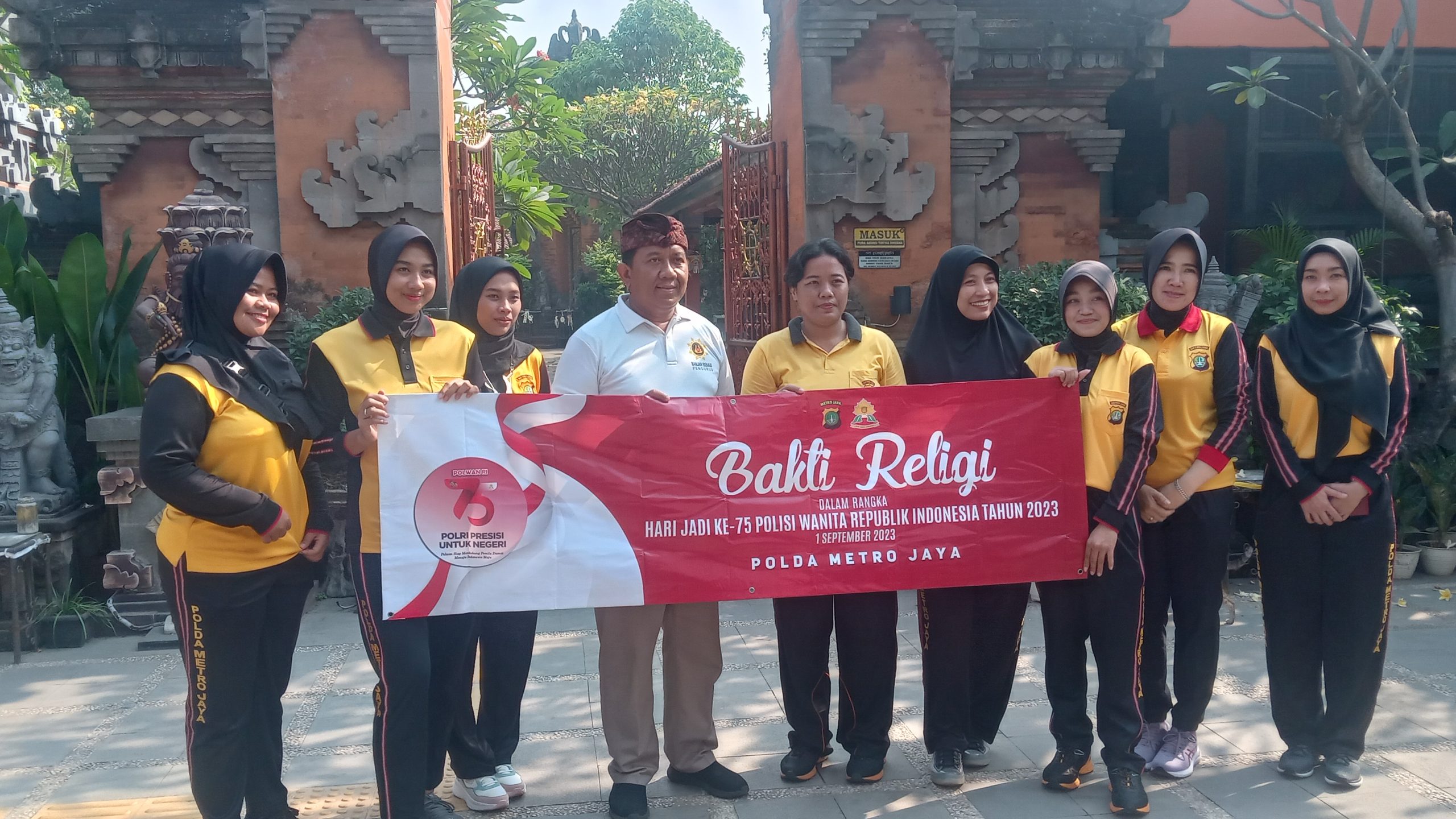 Jelang HUT Polwan ke – 75, Polwan Polres Metro Bekasi Gelar Bakti Religi bersih – bersih Rumah Ibadah