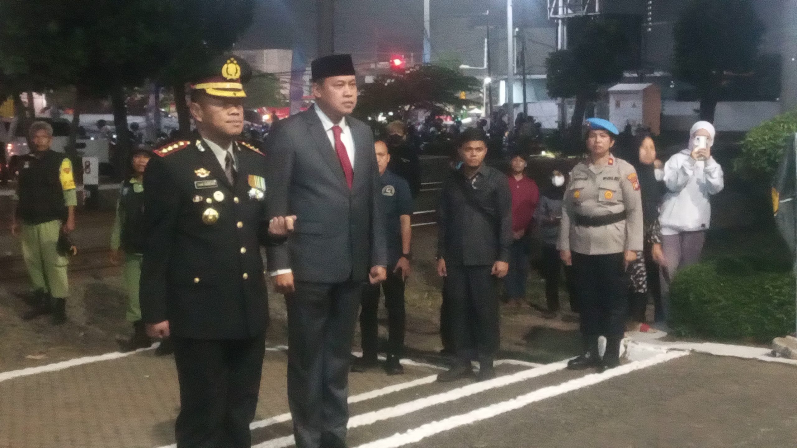 Malam Jelang Hari Kemerdekaan RI Ke -78, Kapolres Metro Bekasi Kota Pimpin Apel Penghormatan dan Renungan Suci di TMP Bulak Kapal Bekasi