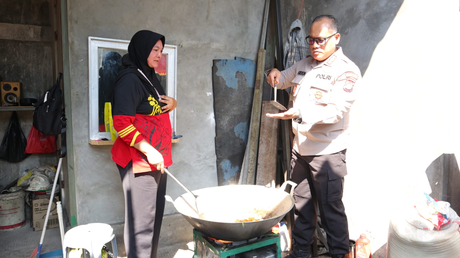 Kapolres Metro Jakut Bantu Masak di Dapur Umum Korban Kebakaran Kapuk Muara