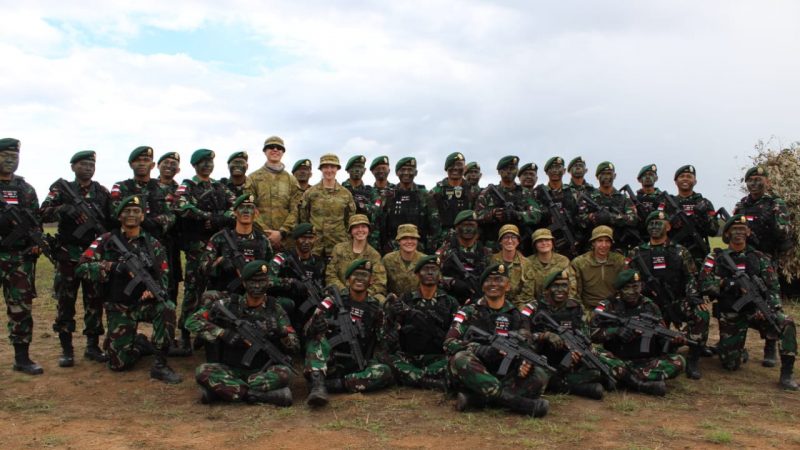 Pasukan TNI Para Raider 501 Terjun Dari Langit Australia: Bersama Tuhan Kami Menyerbu Dari Langit