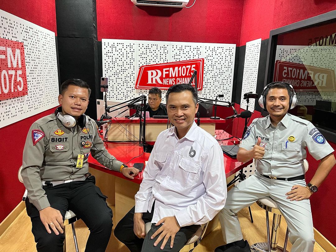 JASA RAHARJA PERWAKILAN BANDUNG DAN P3D WILAYAH BANDUNG II KAWALUYAAN, INFOKAN PROGRAM BEBAS BBNKB II DAN DISKON PAJAK MELALUI TALK SHOW DI RADIO