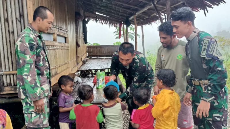 Peduli Gizi Anak, Satgas Yonarmed 1 Kostrad Bagikan dan Ajak Minum Susu Bersama