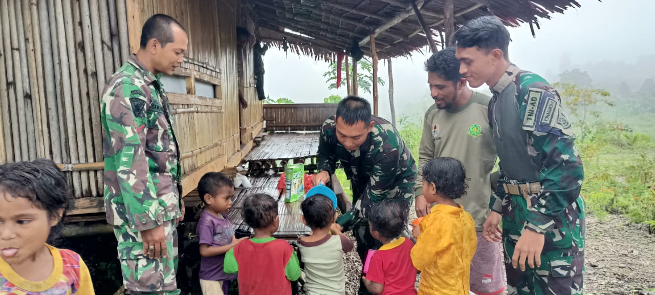 Peduli Gizi Anak, Satgas Yonarmed 1 Kostrad Bagikan dan Ajak Minum Susu Bersama