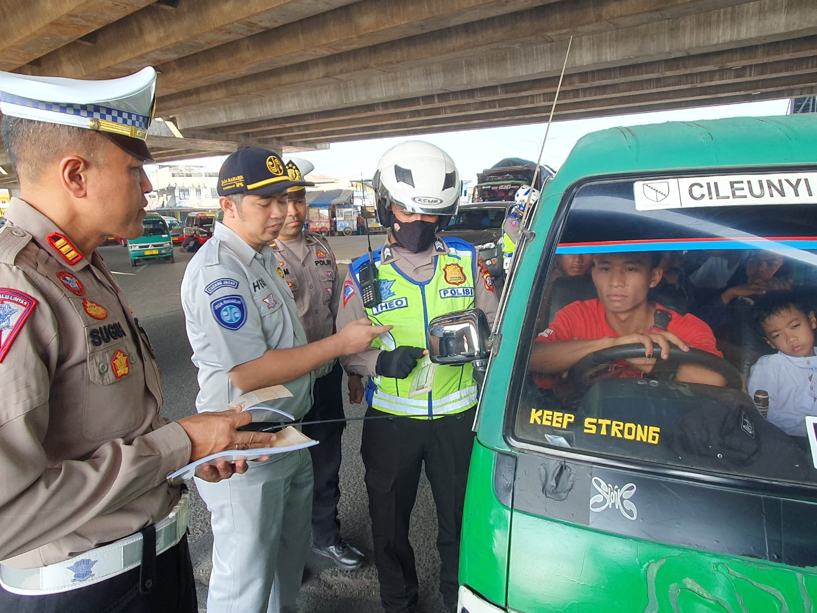 Jasa Raharja Jawa Barat Bersama Tim Pembina Samsat Kabupaten Bandung II Rancaekek Turut Dalam Operasi Kendaraan Umum Plat Kuning di Terminal Cileunyi bersama Polda dan Dishub Jabar