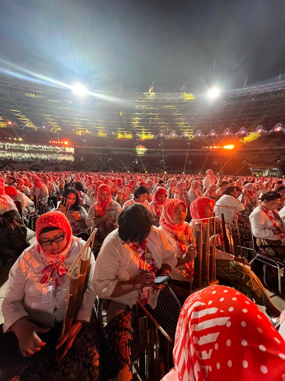 Pemecahan Rekor Dunia Pagelaran Angklung, Polwan Polres Metro Bekasi Kota tampil diantara 15.110 Peserta