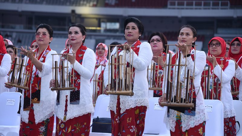 Panglima TNI dan Ketum Dharma Pertiwi Berpartisipasi Dalam Angklung Guinness World of Records