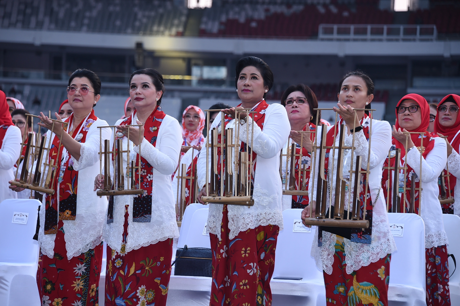 Panglima TNI dan Ketum Dharma Pertiwi Berpartisipasi Dalam Angklung Guinness World of Records