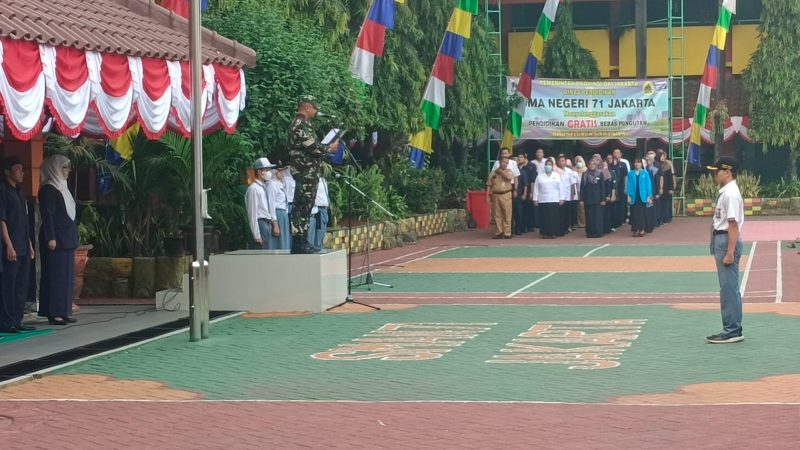 Tingkatkan Disiplin Siswa-siswi, Danramil 08/Duren Sawit Jadi Irup Upacara Bendera di SMAN 71