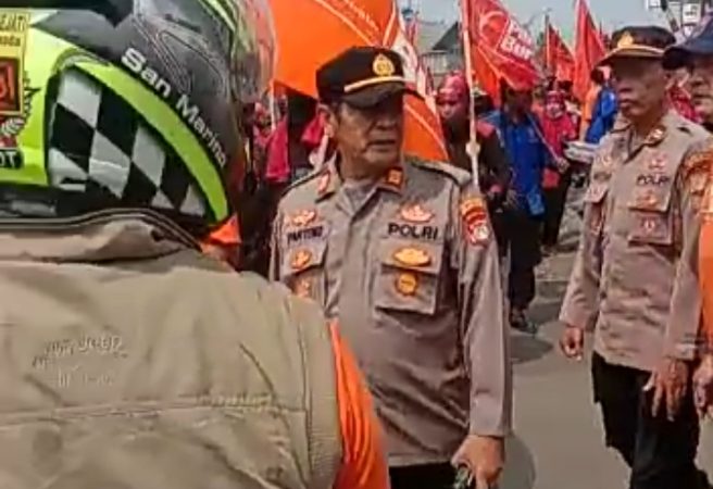 Polsek Bekasi Kota Monitoring Long March Buruh dari Bekasi ke Jakarta